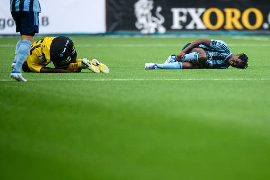 Djurgårdens Joel Asoro och Elfsborgs Michael Baidoo har ont