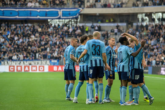 Djurgårdens Hampus Finndell jublar med lagkamrater