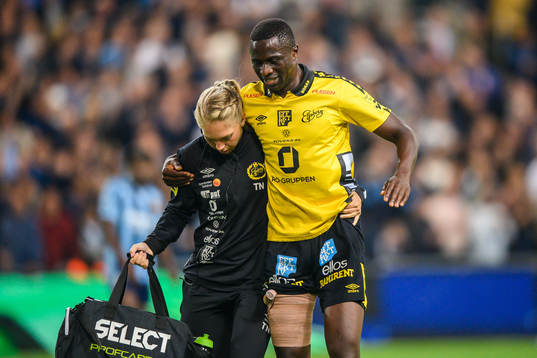 Elfsborgs Maudo Lamine Jarjue har ont och lämnar planen