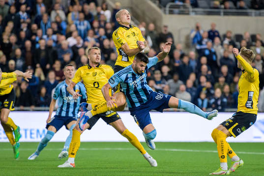 Elfsborgs Sebastian Holmen och Djurgårdens Besard Sabovic