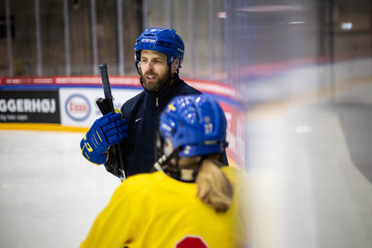 Ulf Lundberg, head coach of Sweden at a practice session