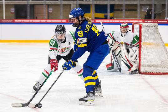 Lotti Odnoga of Hungary and Sara Hjalmarsson of Sweden
