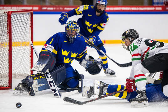 goaltender Ida Boman of Sweden and Kinga Jokai-Szilagyi of