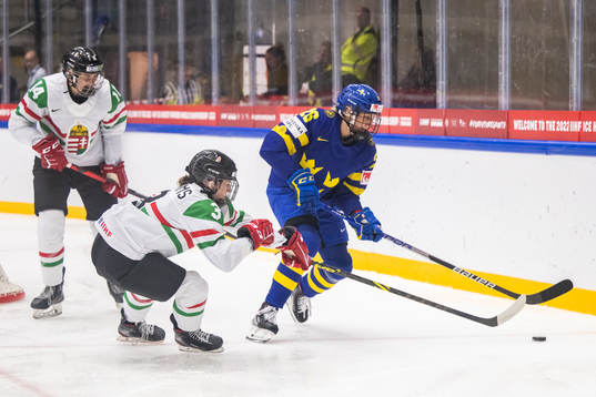 Hayley Williams of Hungary and Hanna Olsson of Sweden