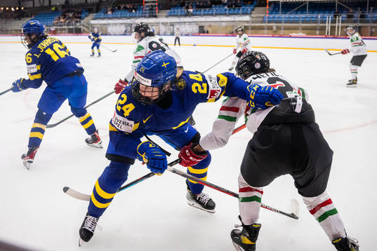 Felizia Wikner-Zienkiewicz of Sweden and Bernadett Nemeth