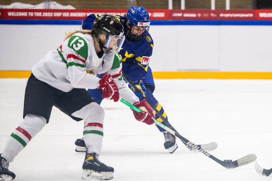 Lotti Odnoga of Hungary and Linnea Johansson of Sweden