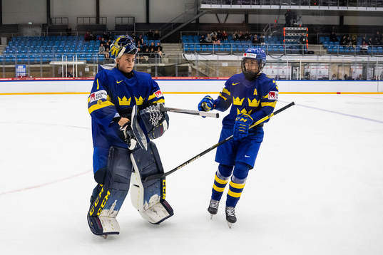 goaltender Ida Boman and Anna Kjellbin of Sweden