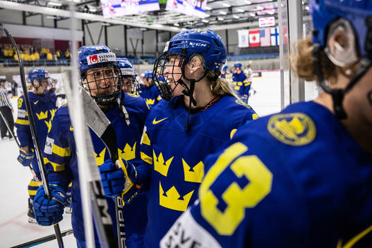 Hanna Olsson and Olivia Carlsson of Sweden