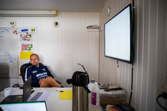 Tränare Richard ”Kalle” Ringhov tittar på klipp