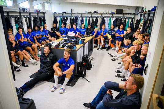 Spelarna tittar på klipp från förra matchen mot Lindome