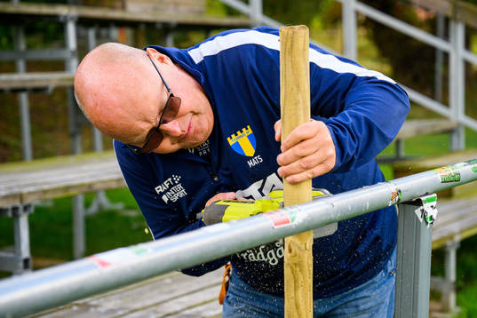 Mats "Holken" Holgersson stöttar upp ett staket till