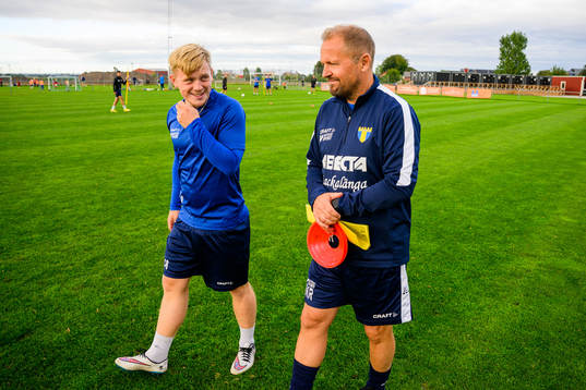 Tränare Richard ”Kalle” Ringhov i samtal med Robin