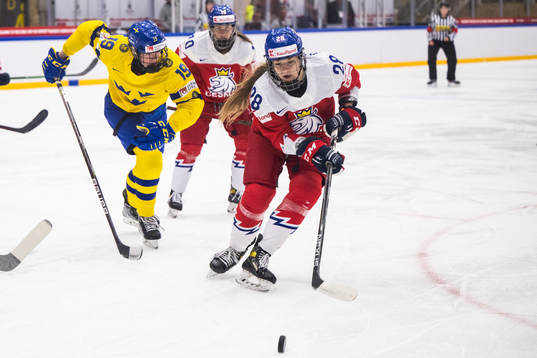 Sara Hjalmarsson of Sweden and Noemi Neubauerova of Czech