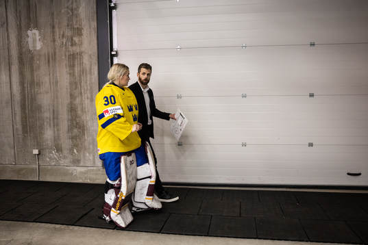 goaltender Emma Söderberg and Ulf Lundberg, head coach of