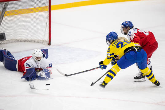 goaltender Klara Peslarova and Pavlina Horalkova of Czech