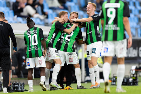 GAIS Mervan Celik jublar ihop med tränare Fredrik