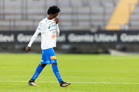 Värnamos Frank Junior  Adjei lämnar planen