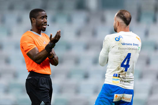 Domare Fredrik Oppong dömer straff för GAIS
