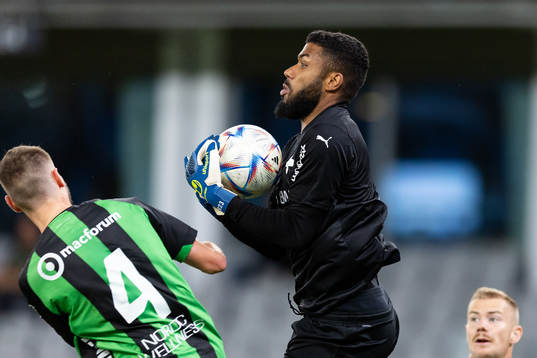 GAIS Axel Norén och Värnamos målvakt Jonathan Ursin