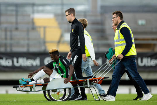 GAIS Rickard Emeka Friday lämnar planen på bår