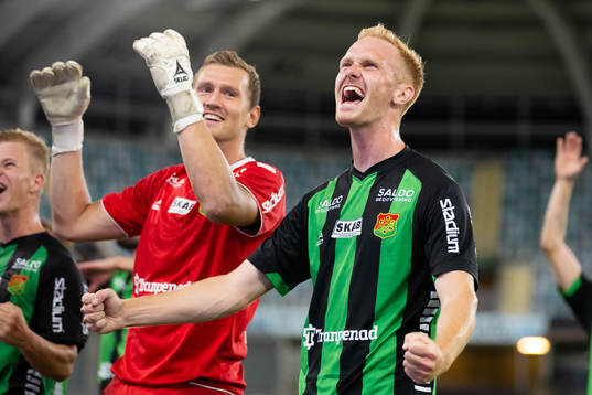 GAIS målvakt Erik Krantz och Viktor Krüger jublar