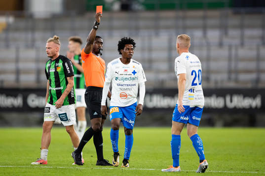 Domare Fredrik Oppong delar ut ett rött kort till