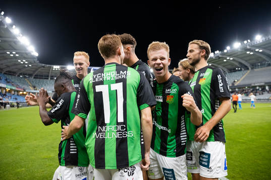 GAIS Michael Kargbo jublar med lagkamrater