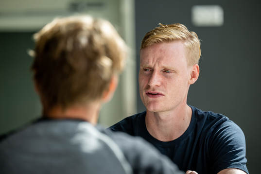 Rögles Anton Bengtsson blir intervjuad