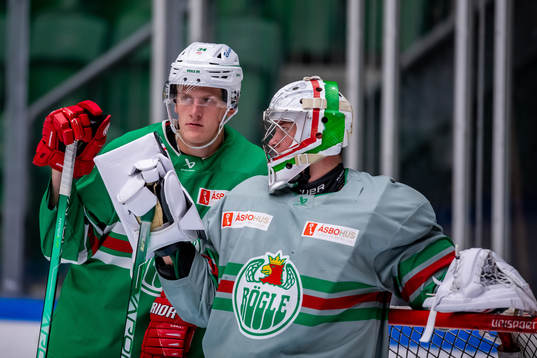 Rögles Adam Edström och målvakt Calle Clang
