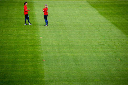 Ingvild Stensland, assistant coach, and Hege Riise, head