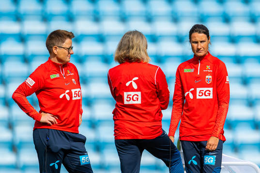 Monica Knudsen, assistant coach, Hege Riise, head coach,