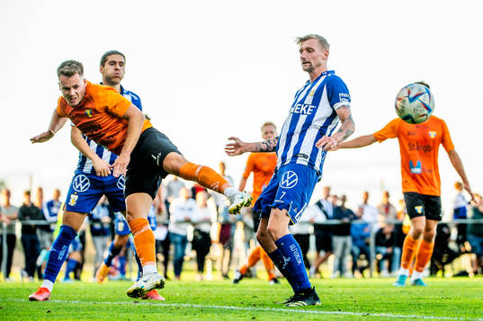 IFK Göteborgs Sebastian Eriksson mot Torns Kevin Robért