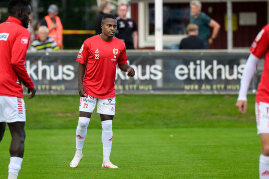 Kalmars Nahom Girmai Netabay före fotbollsmatchen i
