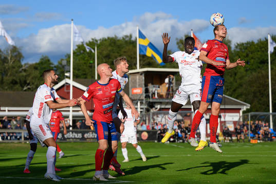 Kalmars Papa Diouf och Tvååkers Johan Persson