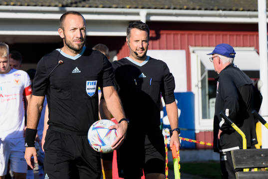 Domare Kaspar Sjöberg före fotbollsmatchen i Svenska