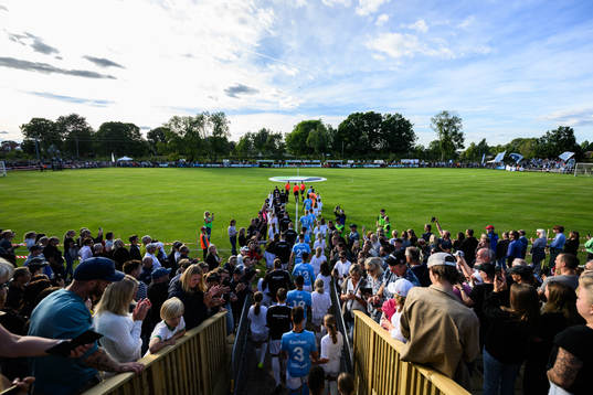 Brålandas och Malmö FFs spelare gör entré