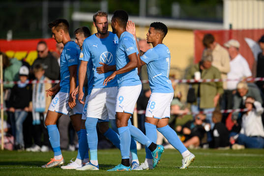 Malmö FFs Romain Gall (h) jublar med Ola Toivonen och