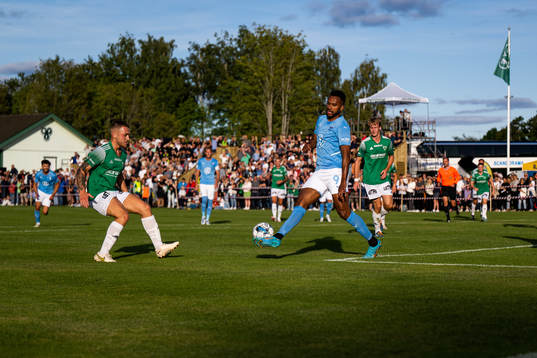 Brålandas Marcus Andersson och Malmö FFs Isaac Kiese