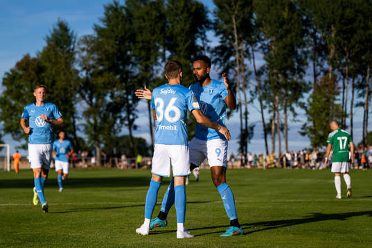 Malmö FFs Patriot Sejdiu jublar med Isaac Kiese Thelin