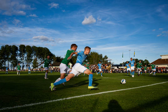 Brålandas Samuel Henning och Malmö FFs Hugo Larsson