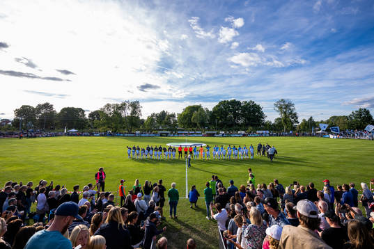 Brålandas och Malmö FFs spelare vid line up