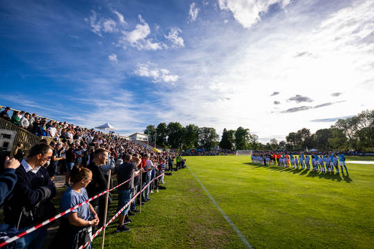 Brålandas och Malmö FFs spelare vid line up