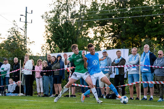 Brålandas Erik Aronsson och Malmö FFs Jonas Knudsen