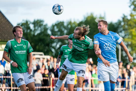 Brålandas Kalle Berner och Malmö FFs Ola Toivonen