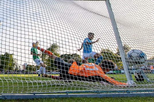 Malmö FFs Romain Gall gör 0-6 bakom Brålandas målvakt