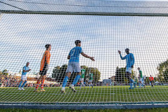 Brålandas Joy Andersson deppar medan Malmö FFs Erdal
