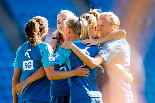 Frida Maanum and players of the Norwegian women's national
