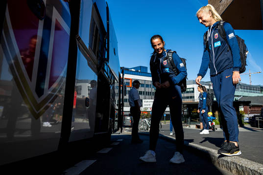 Tuva Hansen and Sophie Román Haug of the Norwegian women's