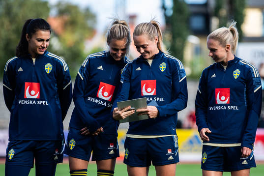 Goalkeeper Zecira Musovic, Nathalie Björn, Magdalena