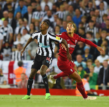 Alexander Isak of Newcastle United and Virgil van Dijk of